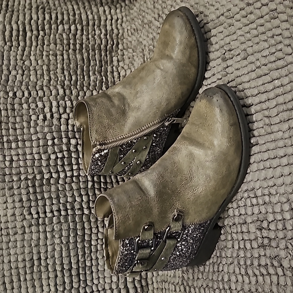 Cute boots zip side sparkle back size 13